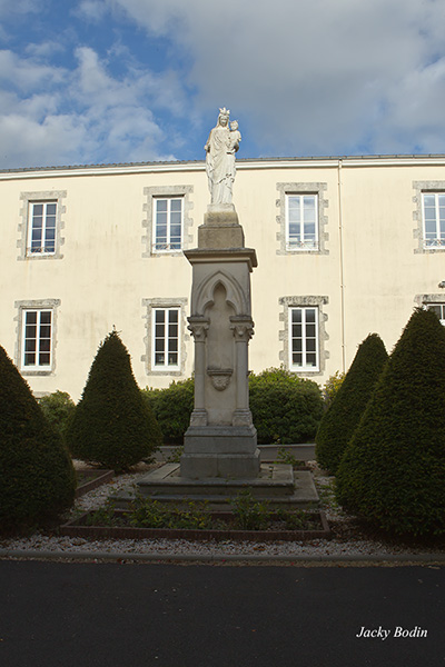 Cour intérieure du collège de Notre-Dame de Bourgenay