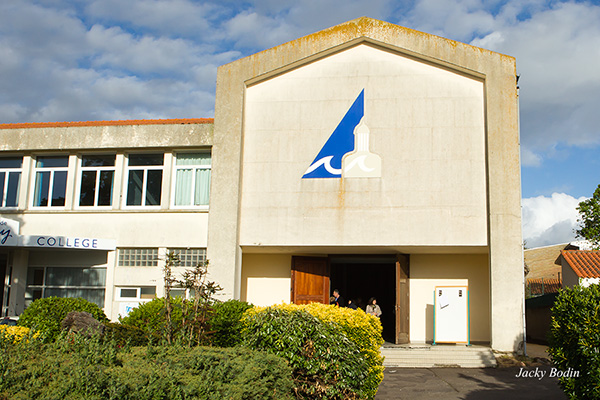 L'entrée de la Chapelle du collège de Notre-Dame de Bourgenay