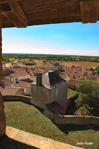 Une vue du Village prise du chemin de ronde