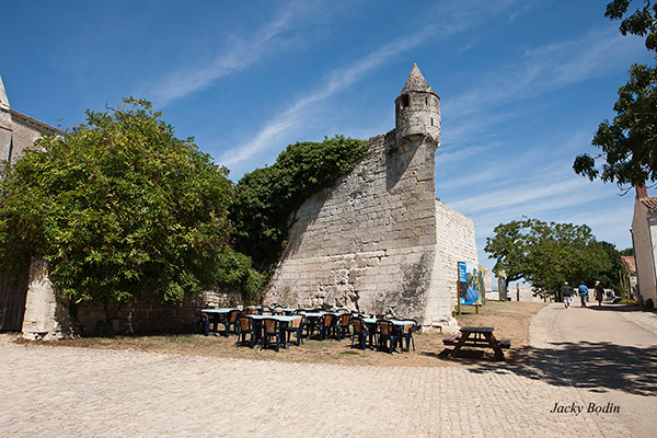 chemin menant au vieux port