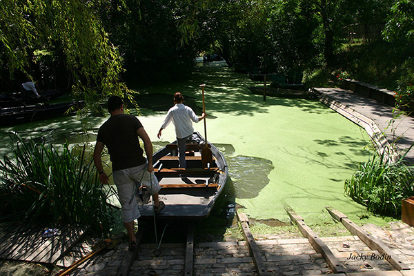 Embarcadère du vieux port à Maillezais, marais poitevin