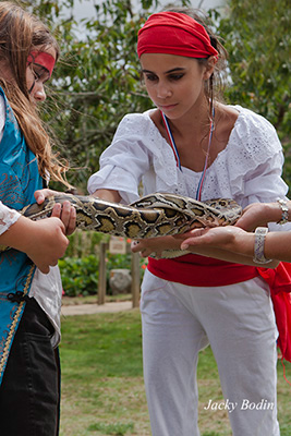 Jeune fille au serpent