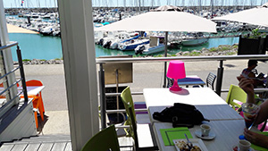 Une vue de la terrasse avec vue sur le port de Bourgenay le restaurant du port situé au port de Bourgenay à Talmont Saint Hilaire