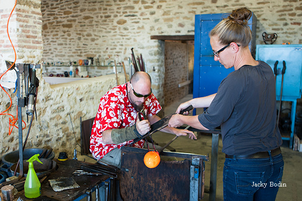 Stéphanie et Valérien Desjariges souffleurs de verre à la verrerie d’art de Bourgenay en Vendée, vous présentent une vidéo de leur métier et des photos de leurs œuvres 