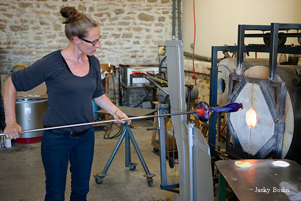 Stéphanie et Valérien Desjariges souffleurs de verre à la verrerie d’art de Bourgenay en Vendée, vous présentent une vidéo de leur métier et des photos de leurs œuvres 