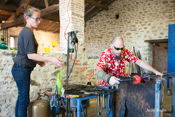 Stéphanie et Valérien Desjariges souffleurs de verre à la verrerie d’art de Bourgenay en Vendée, vous présentent une vidéo de leur métier et des photos de leurs œuvres 