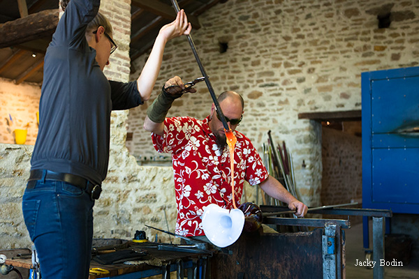 Stéphanie et Valérien Desjariges souffleurs de verre à la verrerie d’art de Bourgenay en Vendée, vous présentent une vidéo de leur métier et des photos de leurs œuvres 