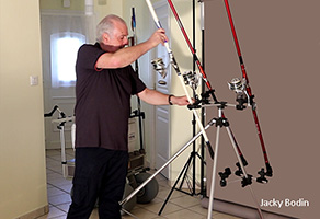 trepied de surfcasting pour trois cannes avec orientation réglable des angles de pêche Un trepied innovant permettant de pêcher réellement avec trois cannes, dont l'orientation des deux extrêmes est réglable en choisissant l'angle de pêche adapté